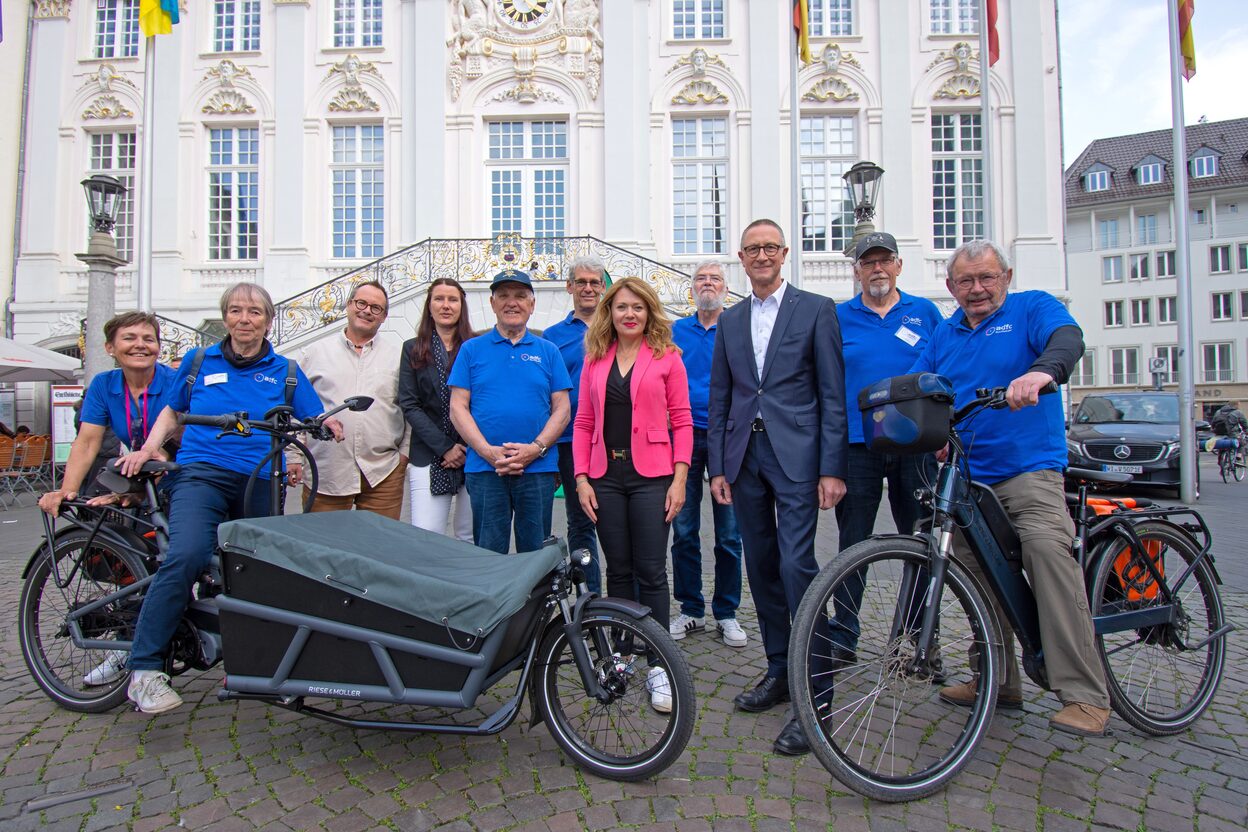 Beteiligte der Aktion "Mit dem Rad zur Arbeit" mit Fahrrad und Lastenrad vor dem Alten Rathaus