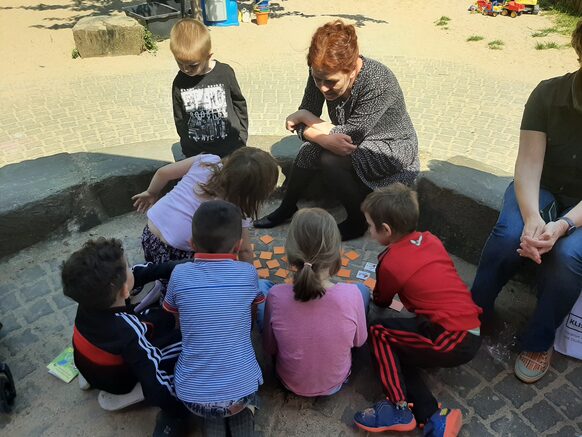 OB Katja Dörner testet mit Kindern des Montessori-Kinderhauses das Memory-Spiel aus dem Methodenset "Klischeefrei".