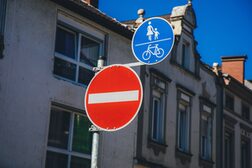 Einbahnstraßenschild und Fußweg/Radweg Schild.