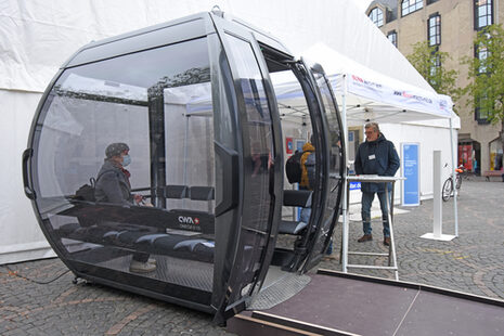 Vor dem Zelt auf dem Münsterplatz war eine Seilbahnkabine aufgestellt und lud zur Sitzprobe ein