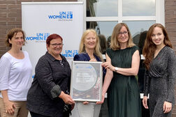 Dagmar Schumacher, Direktorin des Büros von UN Women in Brüssel, nahm den Preis im Universitätsclub Bonn entgegen