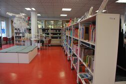 Bücher- und CD-Regale in der Stadtteilbibliothek Tannenbusch