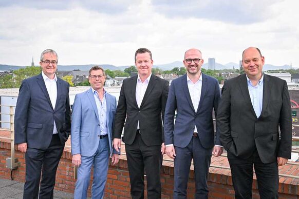 Die Geschäftsführer (von links) Hansjörg Spielhoff, Manfred Becker, Olaf Hermes, Urs Reitis und Marco Westphal auf der Dachterrasse des Hauses der Netze.
