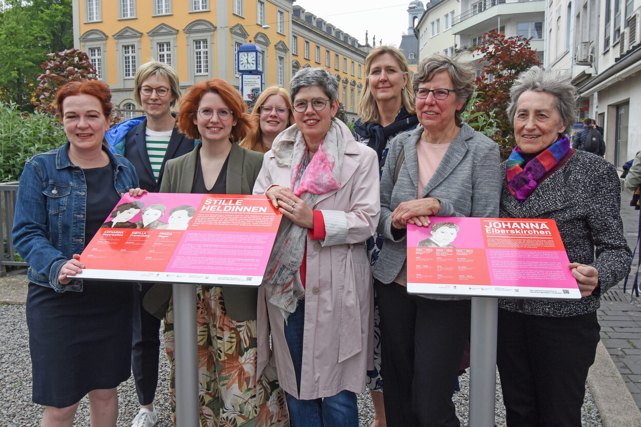 Das Bild zeigt (von links): Oberbürgermeisterin Katja Dörner, Birgit Wehrhöfer, Sarah Gonschorek, Elena Erpenbach, Monika Kleinefenn, Stephanie Clemens-Krämer, Dr. Ulrike Klens und Gera Kessler.
