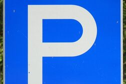 Parkplatz-Schild mit Zusatzzeichen "Nur für PKW"