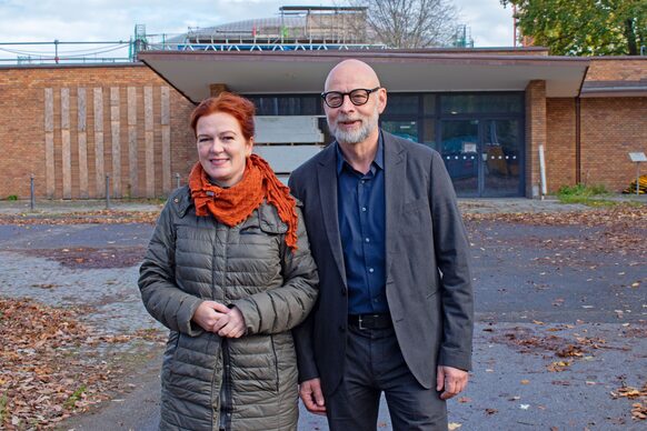 Oberbürgermeisterin Katja Dörner und Interimsprojektleiter Steffen Göbel vor der Beethovenhalle.