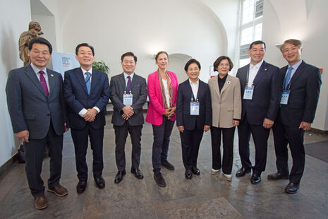 Bürgermeisterin Dr. Ursula Sautter (4.v.l.) mit der Delegation aus Südkorea im Alten Rathaus.