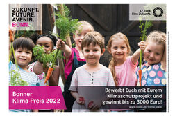 Das Plakat zum Klimapreis zeigt Kinder, die selbstgeerntete Möhren in die Kamera halten