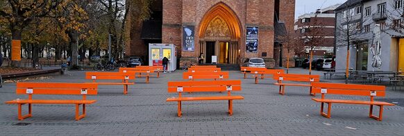 Orange Bänke auf dem Platz vor der Kreuzkirche