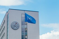 Die blaue Fahne der Vereinten Nationen vor dem Gebäude des UN-Klimasekretariats
