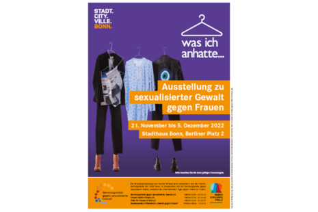 Das Bild zeigt das Plakat zur Ausstellung "Was ich anhatte" mit Kleidung, die Frauen trugen, als sie Betroffenen sexualisierter Gewalt wurden.