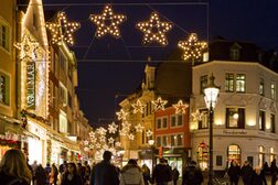 Die weihnachtlich dekorierte Sternstraße mit Lichterketten in Sternenform
