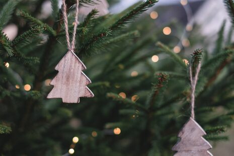 Tannenbäume und Sterne als Dekoration an einem Weihnachtsbaum
