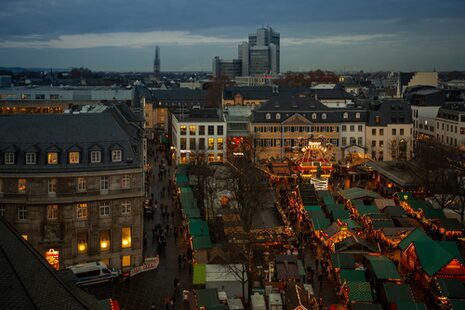 Übersichtsbild vom Weihnachtsmarkt auf dem Bereich des Münsterplatzes.