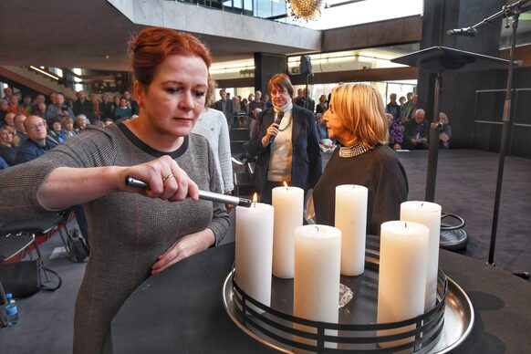 Im Gedenken an die Opfer der Novemberpogrome 1938 zündet OB Katja Dörner eine Kerze an.
