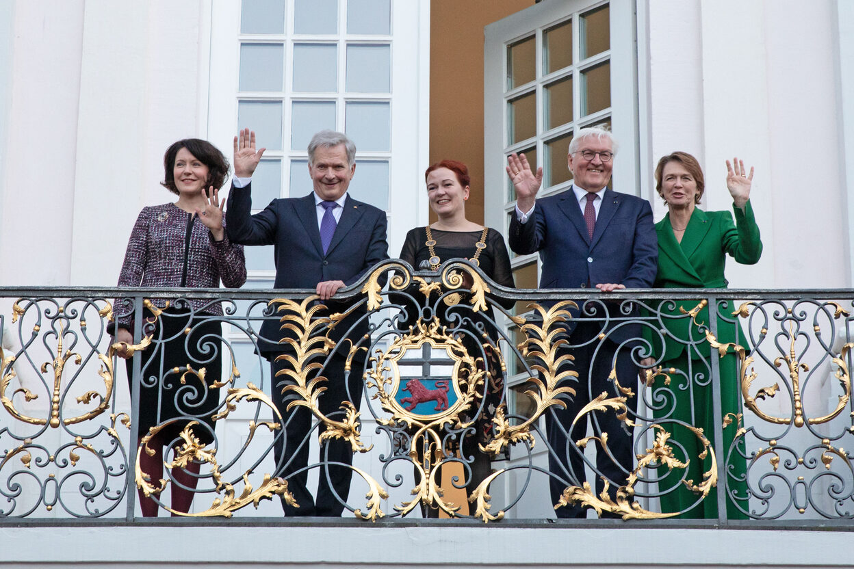 Der finnische Staatspräsident Sauli Niinistö (2.v.l.) und seine Ehefrau Dr. Jenni Haukio (l.) mit OB Katja Dörner sowie Bundespräsident Frank-Walter Steinmeier (2.v.r.) und Elke Büdenbender (r.) auf der Rathaustreppe.
