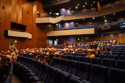 Das Bild zeigt den Zuschauerraum der Oper, wo sich die freiwillig Engagierten die Generalprobe der Oper "Li-Tai-Pe" anschauen durften.