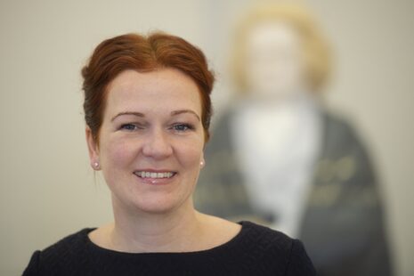 Porträt von Oberbürgermeisterin Katja Dörner steht vor einer Beethovenstatue