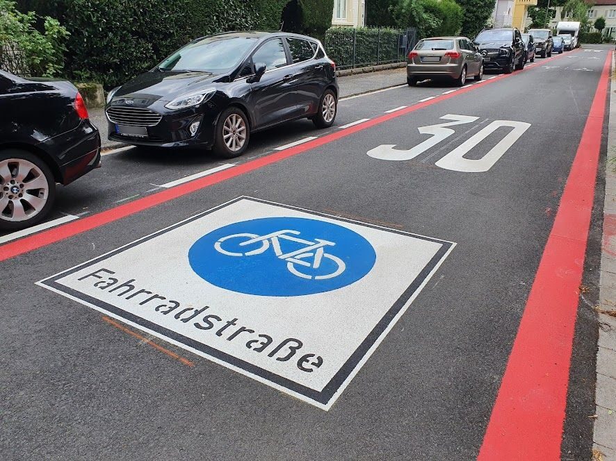 Große Piktogramme und rote Fahrbahnlinien kennzeichnen den neuen Markierungsstandard für Fahrradstraßen.