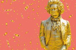 Goldfarbene Beethovenfigur im Konfetti-Regen