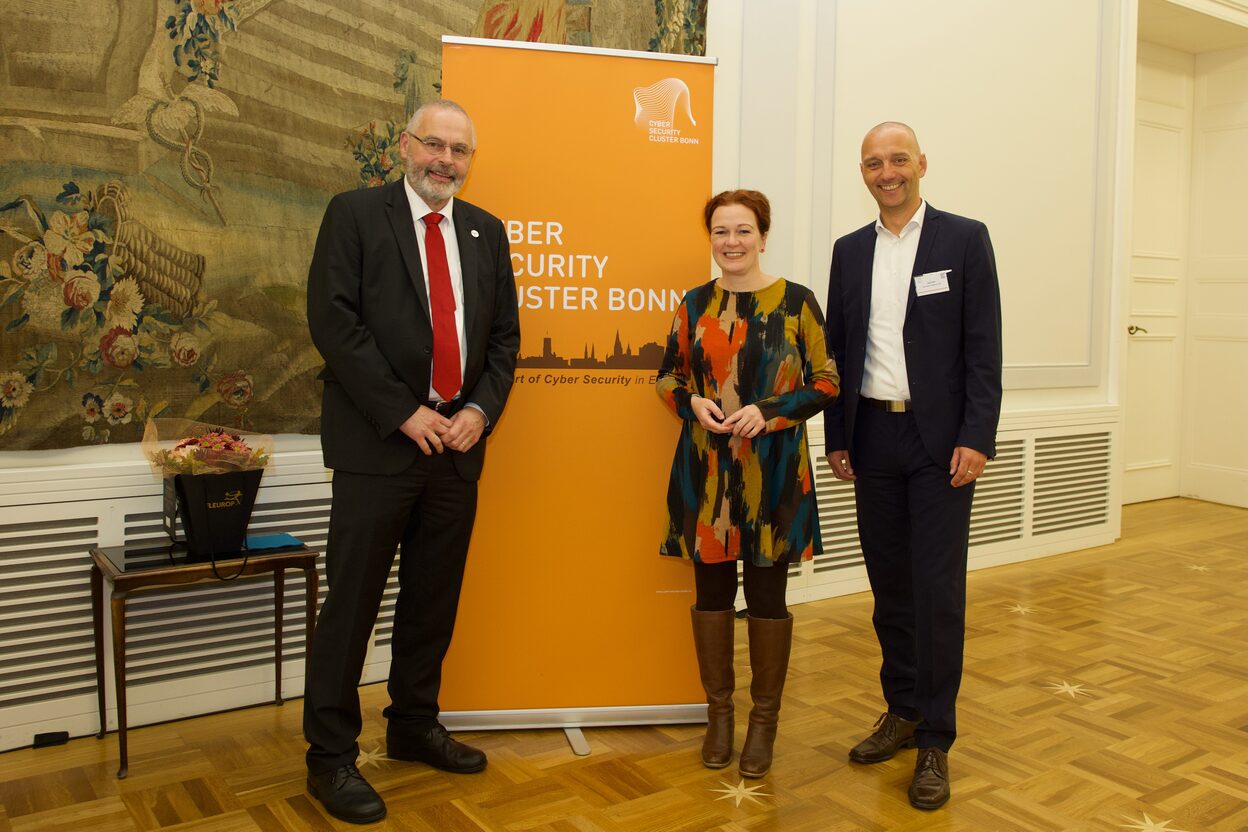 Das Bild zeigt (von links nach rechts) Dr. Gerhard Schabhüser, Vizepräsident des BSI, Oberbürgermeisterin Katja Dörner und Axel Petri, Vorsitzender des Vereins Cyber Security Cluster Bonn.