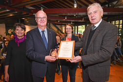 Auszeichnung: (v.l.) Bettina de la Chevallerie, Dieter Fuchs, Mechthild Klett (Patzerverlag), Prof. Dr. Klaus Neumann (Präsident DGG)