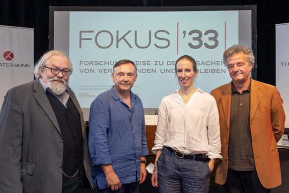 Das Foto zeigt (von links): Andreas K. W. Meyer, Generalintendant Dr. Bernhard Helmich, Rose Bartmer, Dr. Christian Esch
