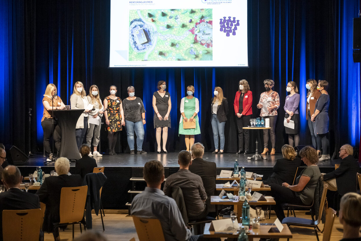 Die Mentees der diesjährigen Runde von "mentoring4women" werden auf der Bühne im Haus der Springmaus geehrt.