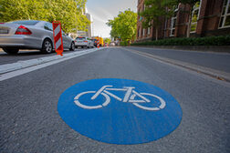 Besonders auffällig markierte Radwege sollen die Sicherheit für FahrradfahrerInnen erhöhen.