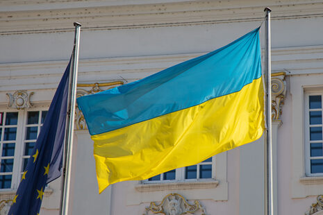 Als Zeichen der Solidarität mit der Ukraine hängt die Flagge des osteuropäischen Staates vor dem Alten Rathaus.