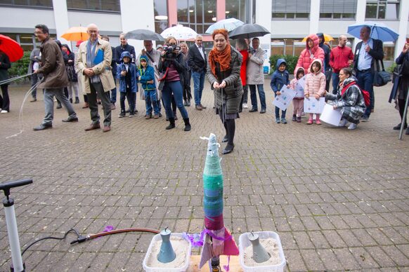 Bonns OB Katja Dörner startet eine mit Wasserstrahl und Druckluft angetriebene Rakete.
