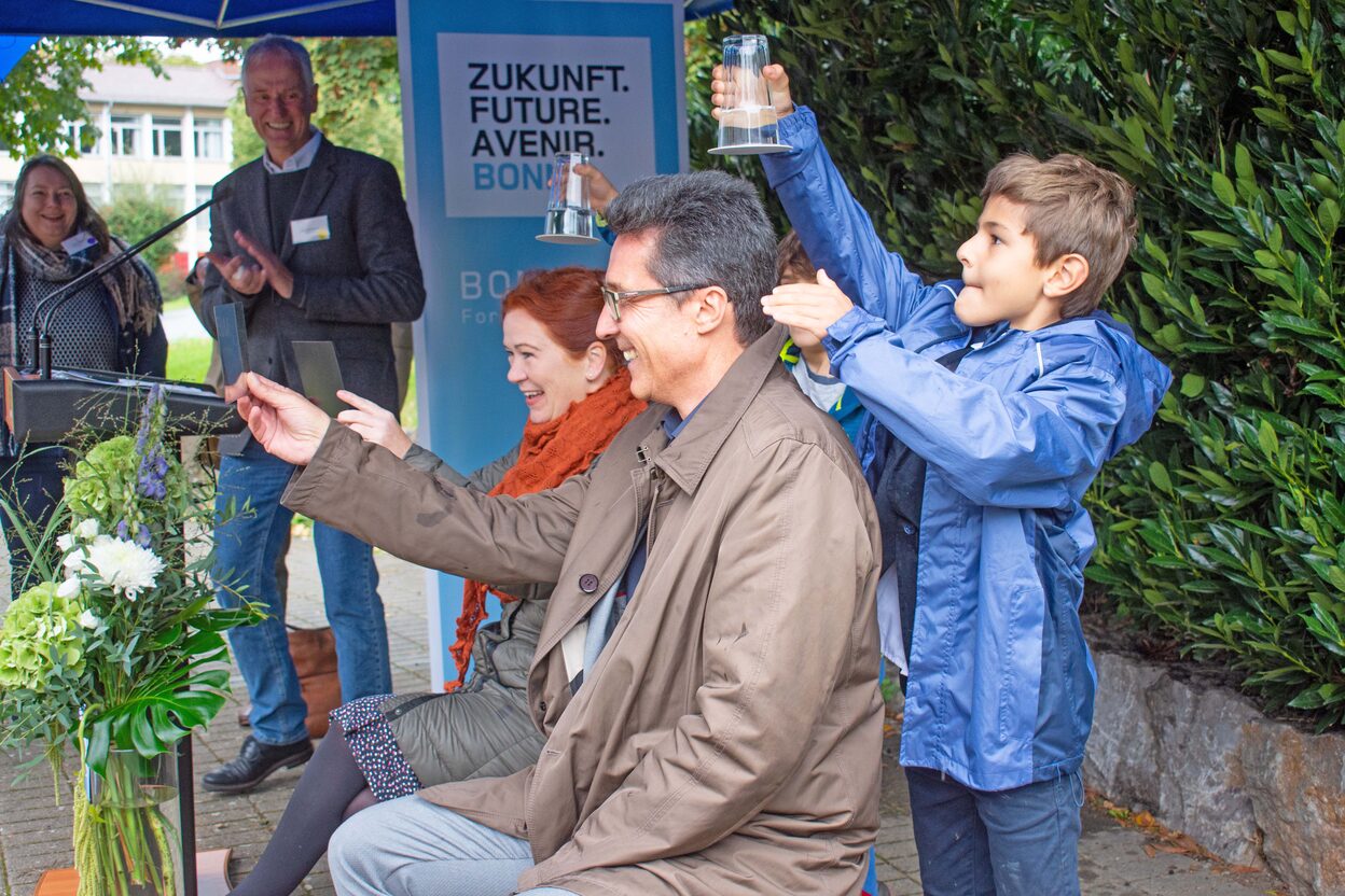OB Katja Dörner und Boris Preuss, Abteilungsdirektor Schule der Bezirksregierung Köln, stehen Christian, Piet und Johanna für ein Experiment mit einem umgestülpten Wasserglas zur Verfügung.