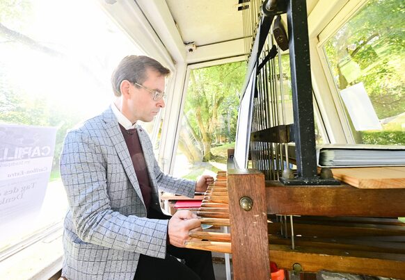 Carilloneur Georg Wagner spielt das Glockenspiel.