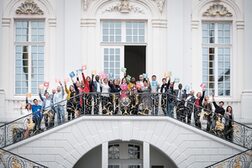 Die Delegierten der europäischen und außer-europäischen Partnerstädte der Stadt Bonn vor dem Alten Rathaus.