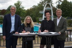 Den Mietvertrag an Stehtischen im Panoramabad Rüngsdorf unterzeichneten von links Stefan Günther, Dr. Birgit Schneider Bönninger, Anna Baumgart und Dr. Georg Gansen.