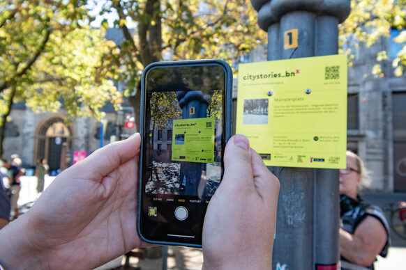 Die App funktioniert mit extra angefertigten Schildern und QR-Codes, die im Stadtgebiet verteilt sind.