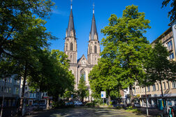 Der Stiftsplatz in Bonn vor der Stiftskirche