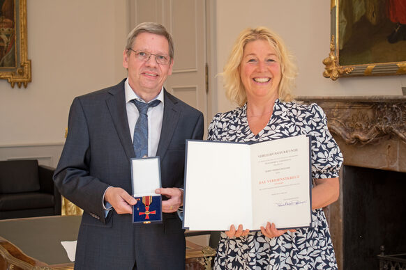 Bürgermeisterin Melanie Grabowy überreichte Thomas Malenke das Verdienstkreuz am Bande des Verdienstordens der Bundesrepublik Deutschland.