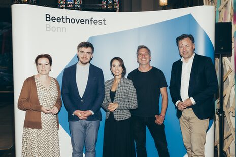Das Bild zeigt die Teilnehmenden der Pressekonferenz: OB Katja Dörner, Steven Walter, Gonca Türkeli-Dehnert, Dirk Kaftan und Malte Boecker.