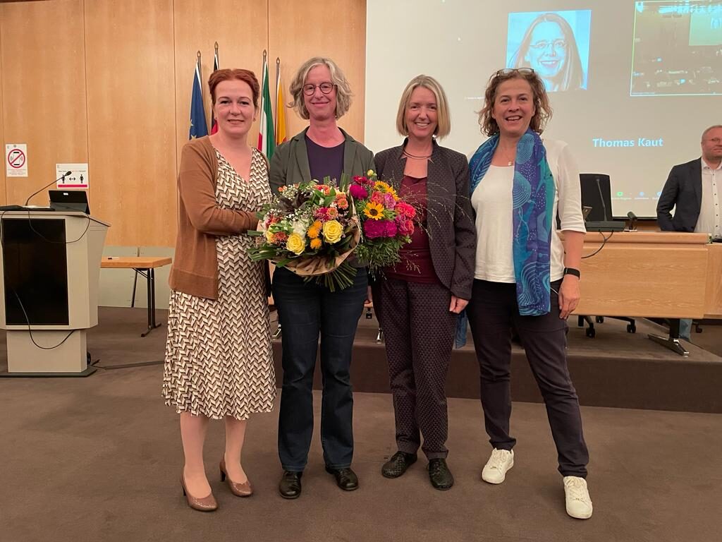 (v.l.) Oberbürgermeisterin Katja Dörner gratuliert Nicole Unterseh, die zusammen mit Gabi Mayer und Dr. Ursula Sautter in der Repräsentation die OB vertritt.