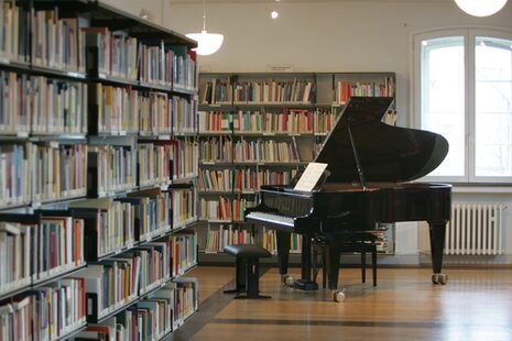Der Flügel und Bücherregale im Musikzimmer des Schumannhauses