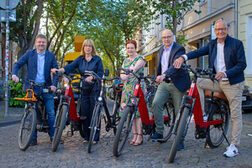 Das Bild zeigt OB Kartja Dörner und Mitglieder des Verwaltungsvorstandes der Stadt Bonn auf dem Fahrrad.
