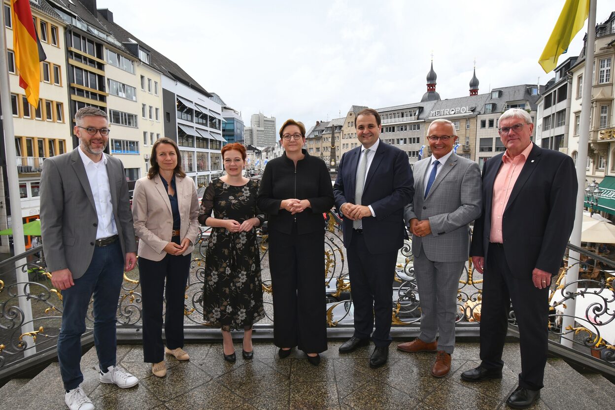 Gruppenbild der Vertreter*innen von Bund, Ländern, Stadt und Kreisen auf dem Balkon des Alten Rathauses.