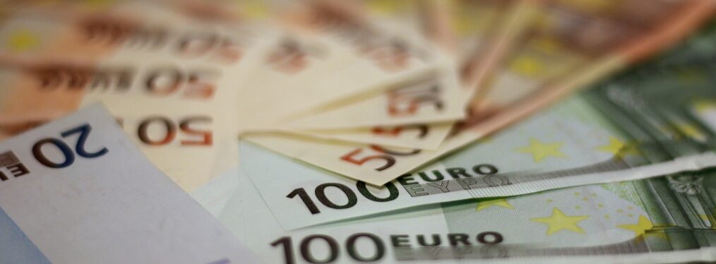 Aufgefächert liegen mehrere 100- und 50- Euro-Geldscheine nebeneinander