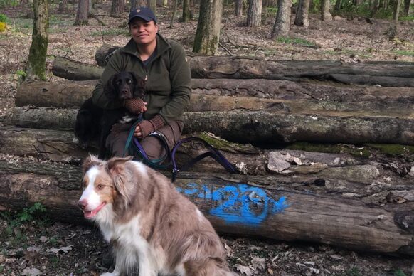 Stadtförsterin Julia Johnson mit ihren beiden Hunden im Wald