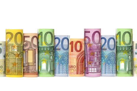 Euro-Geldscheine gerollt, aufrecht nebeneinander angeordnet