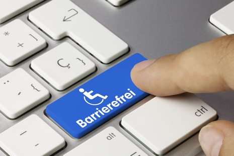 Die Enter-Taste eines Rechners ist mit einem Rollstuhlsymbol und dem Schriftzug barrierefrei belegt