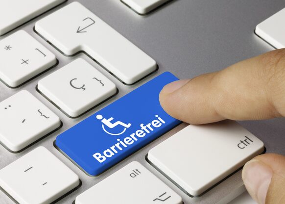 Die Enter-Taste eines Rechners ist mit einem Rollstuhlsymbol und dem Schriftzug barrierefrei belegt