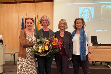 Oberbürgermeisterin Katja Dörner gratuliert Nicole Unterseh, die zusammen mit Gabi Mayer und Dr. Ursula Sautter in der Repräsentation die OB vertritt.
