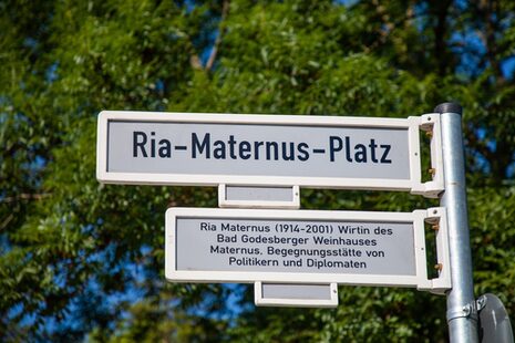 Straßenschild vom Ria-Maternus-Platz in Bad Godesberg